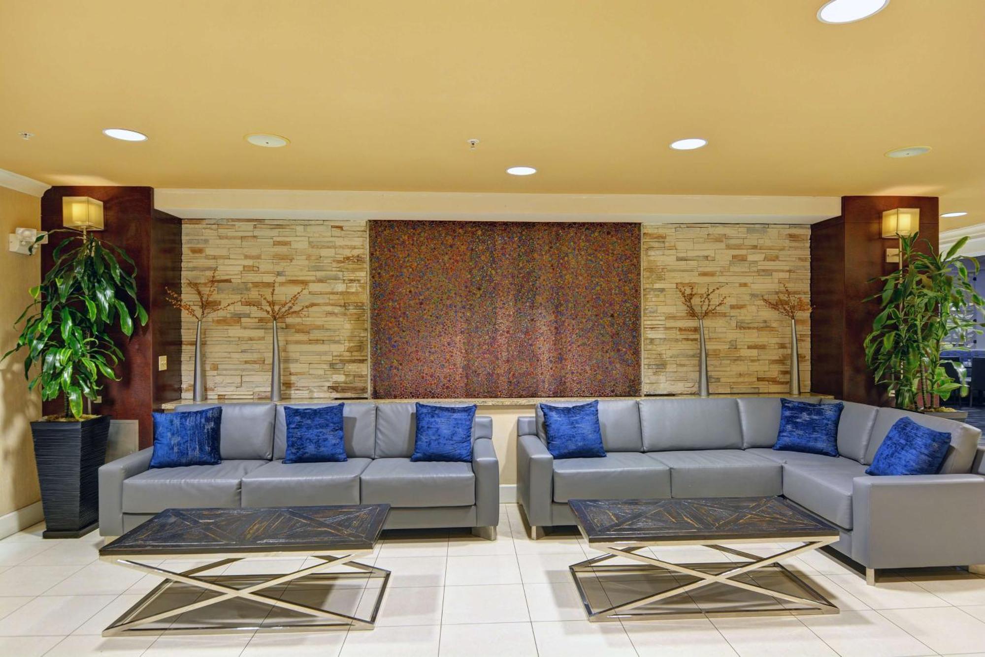 Embassy Suites Valencia Exterior photo