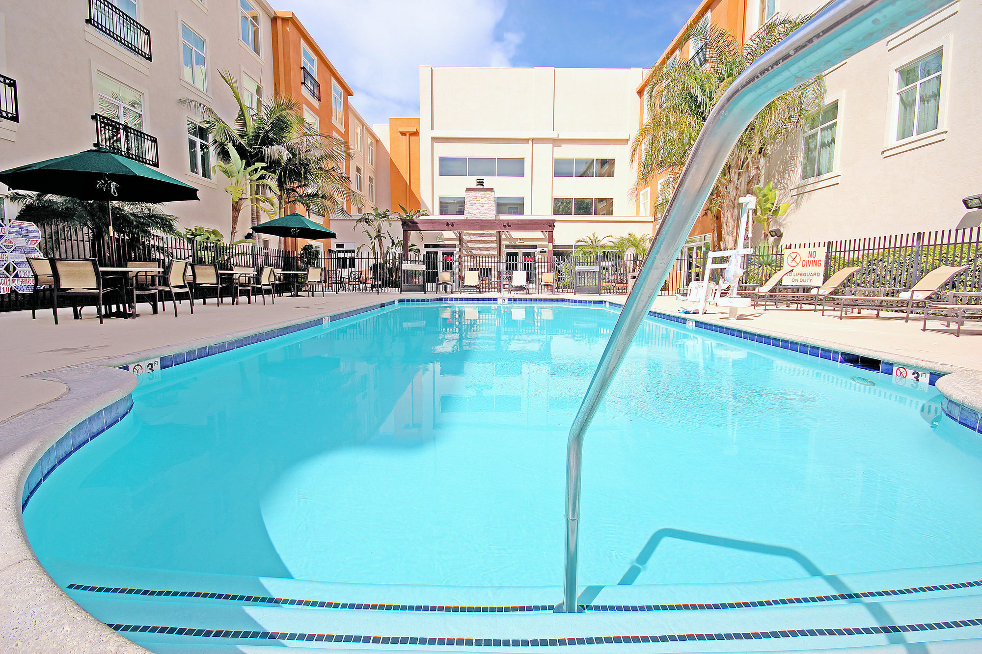 Embassy Suites Valencia Exterior photo